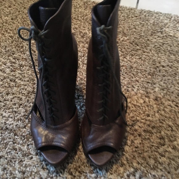 Vince Camuto Shoes - Vince Camuto shoes. Size 8.5. Brown